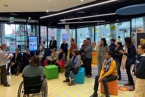 L’équipe strasbourgeoise écoute Ulrike Wernert, chargée de mission handicap de la ville de Karlsruhe. Excursion Eucor à Karlsruhe