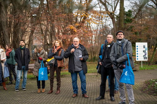 Échange de personnel dans le jardin botanique Le professeur Speck montre le jardin botanique au groupe