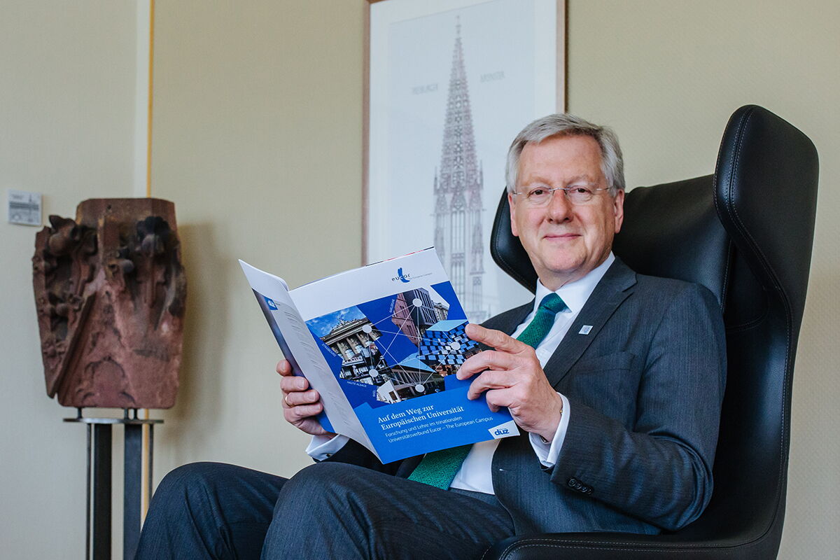 Hans-Jochen Schiewer reading the duz