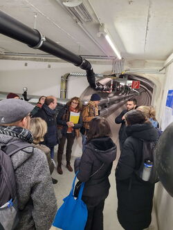 Groupe dans le tunnel dit James Bond Groupe dans le tunnel dit James Bond