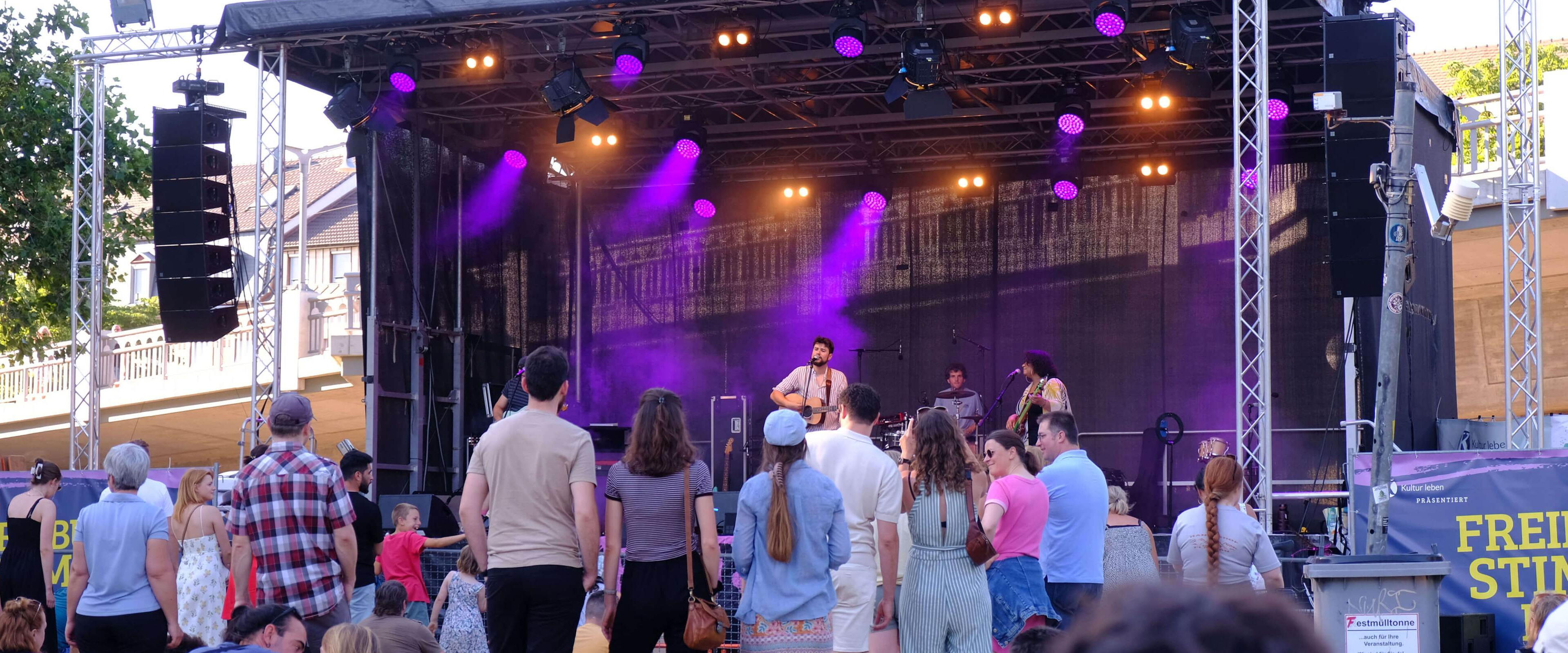 Festival: Freiburg stimmt ein Une scènce avec du public