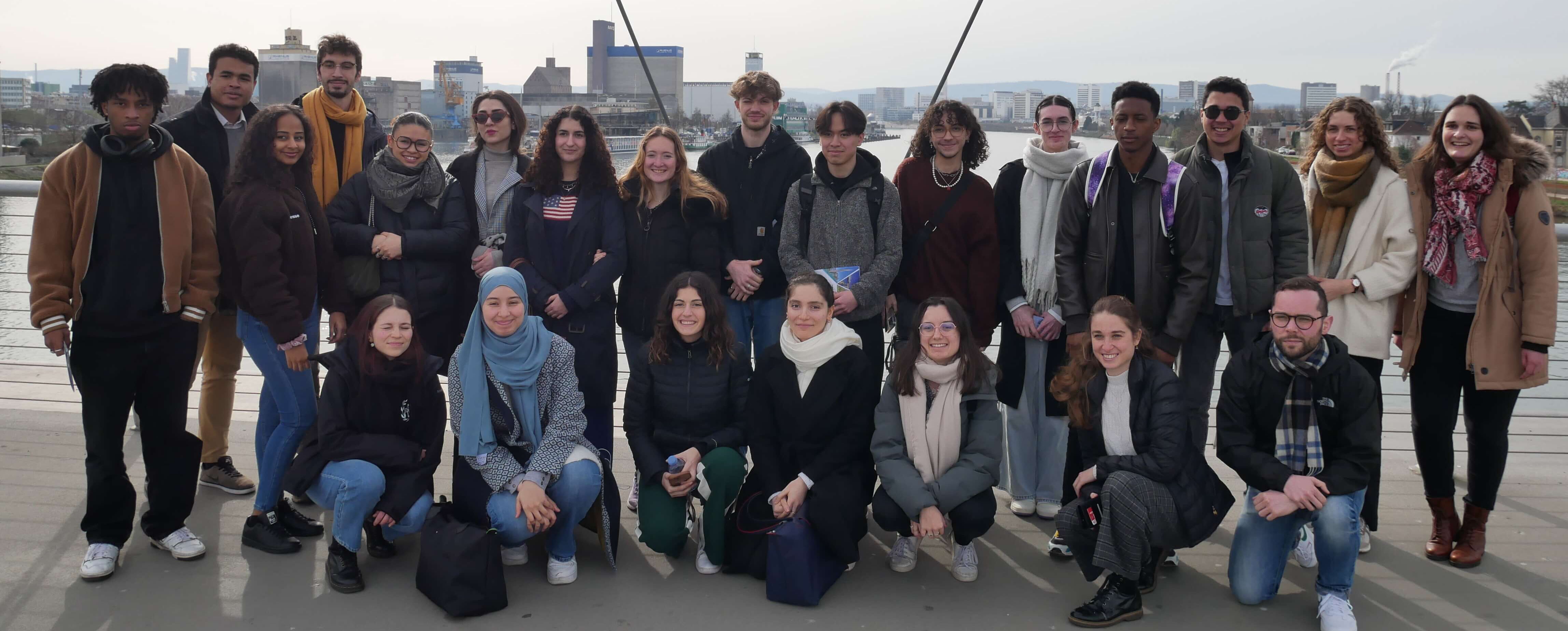 Le groupe d’étudiants de Strasbourg devant la passerelle des Trois-Pays Le groupe d’étudiants de Strasbourg devant la passerelle des Trois-Pays
