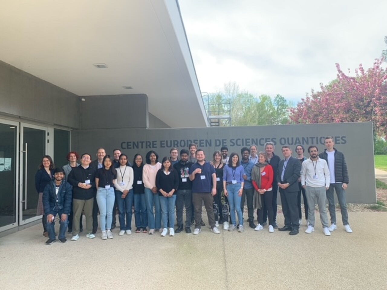 Des doctorant(e)s du programmes QUSTEC devant le CESQ Des doctorant(e)s du programmes QUSTEC devant le CESQ