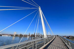 La passerelle des Deux Rives, symbole de la coopération transfrontalière au sein d'Eucor
