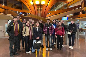 Des étudiants et étudiantes visitent le Palais de l'Europe à Strasbourg